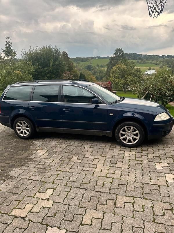 Blau Gebraucht 2003 VW Passat Kombi | 650 € (Superpreis) - Bild 1/4