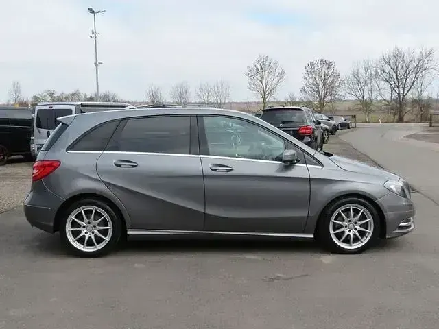 Gebraucht Mercedes B180 Sport 122 PS (89 kW) 2012 Grau Kleinwagen