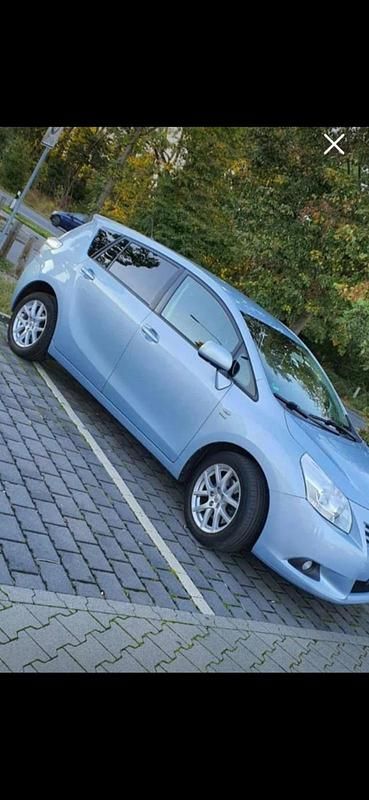 Silber Gebraucht 2009 Toyota Verso Van / Kleinbus | 5.000 € (Fairer Preis) - Bild 1/4