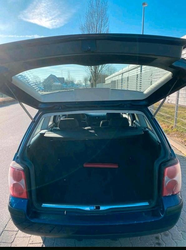 Gebraucht VW Passat 116 PS (85 kW) 2001 Blau Kombi