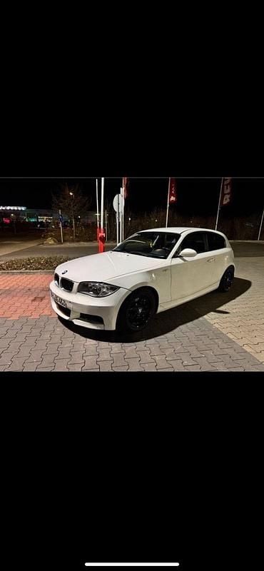 Weiß Gebraucht 2009 BMW 118 Coupé M Sport Coupé | 3.399 € (Superpreis) - Bild 1/4