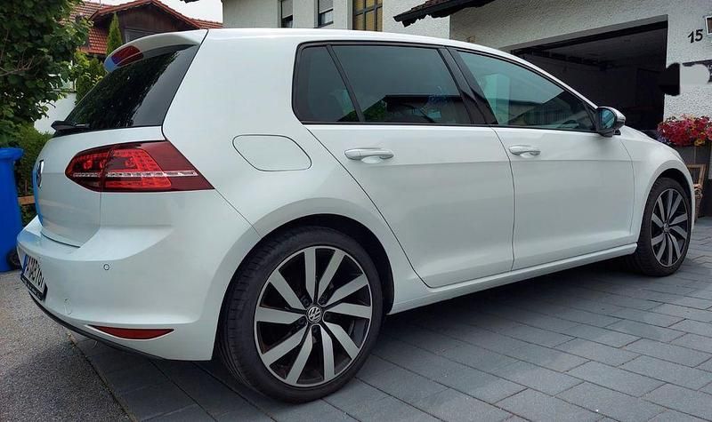 Weiß Gebraucht 2014 VW Golf VII Highline Limousine | 12.800 € (Etwas zu teuer) - Bild 1/4