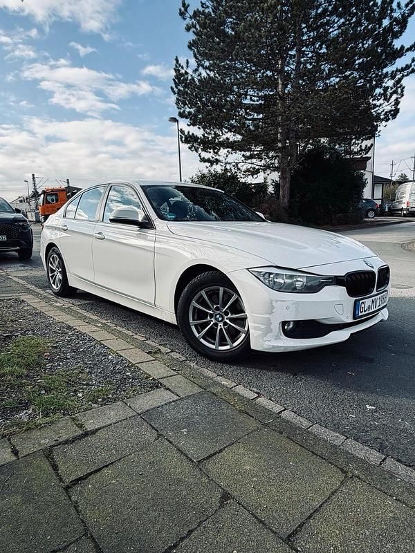 Gebraucht BMW 320 Sport Line 184 PS (135 kW) 2012 Weiß Limousine