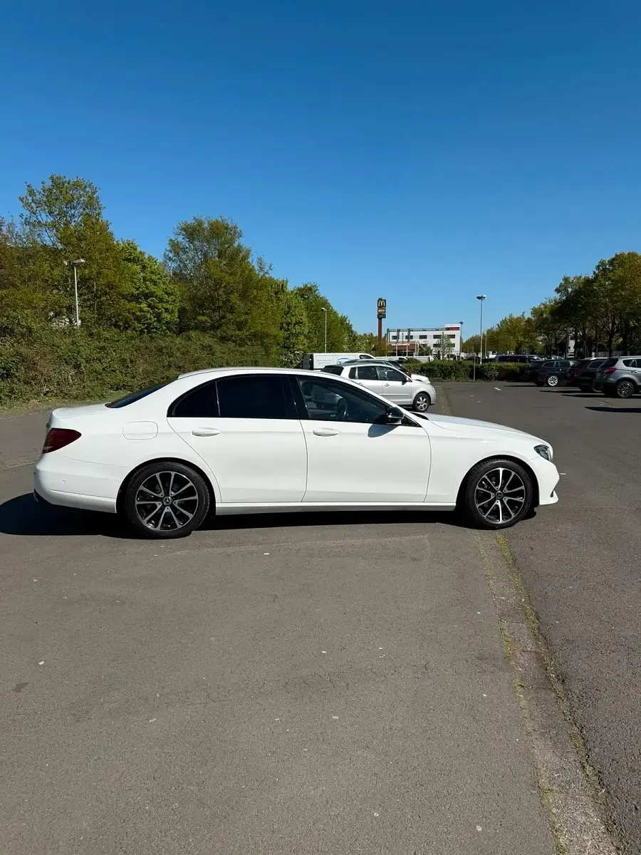 Gebraucht Mercedes E200 Avantgarde 150 PS (110 kW) 2020 Weiß Limousine