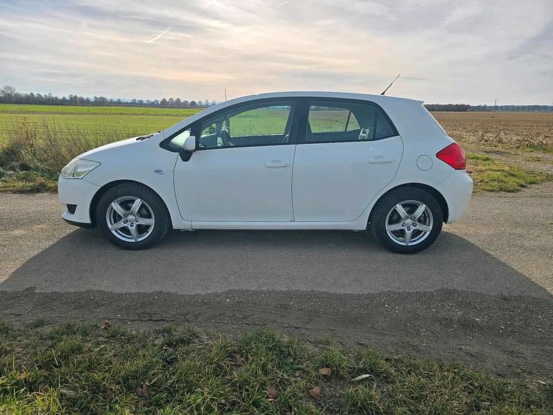 Weiß Gebraucht 2008 Toyota Auris Limousine | 3.999 € (Fairer Preis) - Bild 1/4