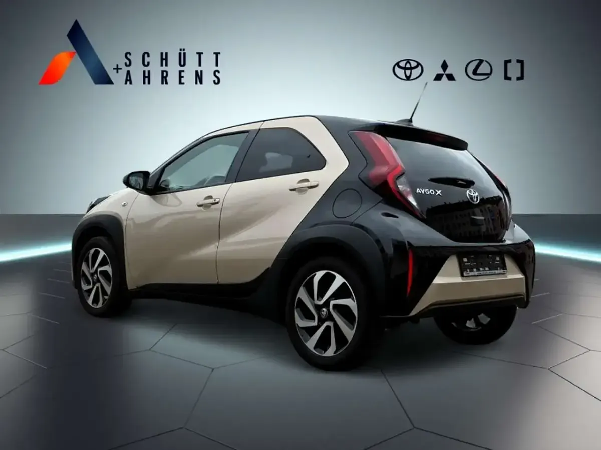 Gebraucht Toyota Aygo X Pulse 72 PS (52 kW) 2023 Ginger beige metallic/ night sky black SUV
