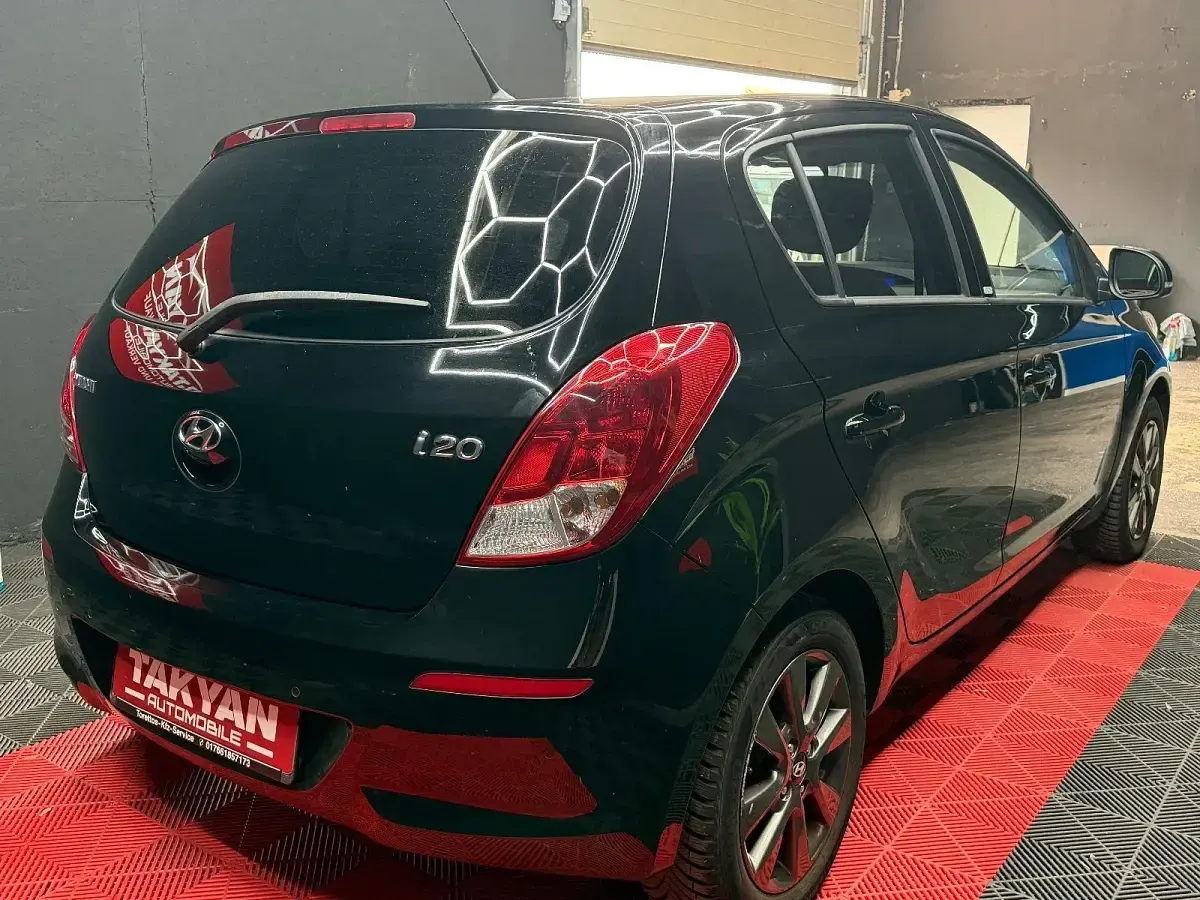 Gebraucht Hyundai i20 Edition 86 PS (63 kW) 2014 Schwarz Kleinwagen
