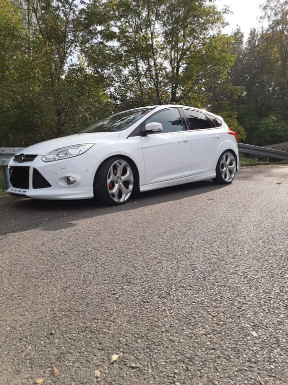 Weiß Gebraucht 2012 Ford Focus Titanium S Limousine | 7.700 € (Fairer Preis) - Bild 1/4