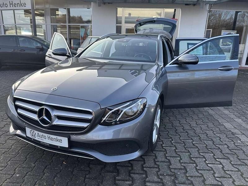 Gebraucht Mercedes E200 Avantgarde 184 PS (135 kW) 2017 Selenitgrau Kombi