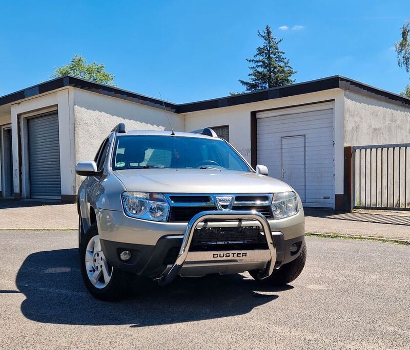 Grau Gebraucht 2010 Dacia Duster Lauréate SUV | 4.400 € (Guter Preis) - Bild 1/4