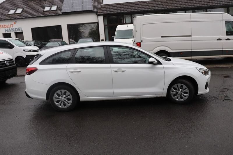 Weiß Gebraucht 2020 Hyundai i30 Select Kombi | 10.347 € (Superpreis) - Bild 1/4