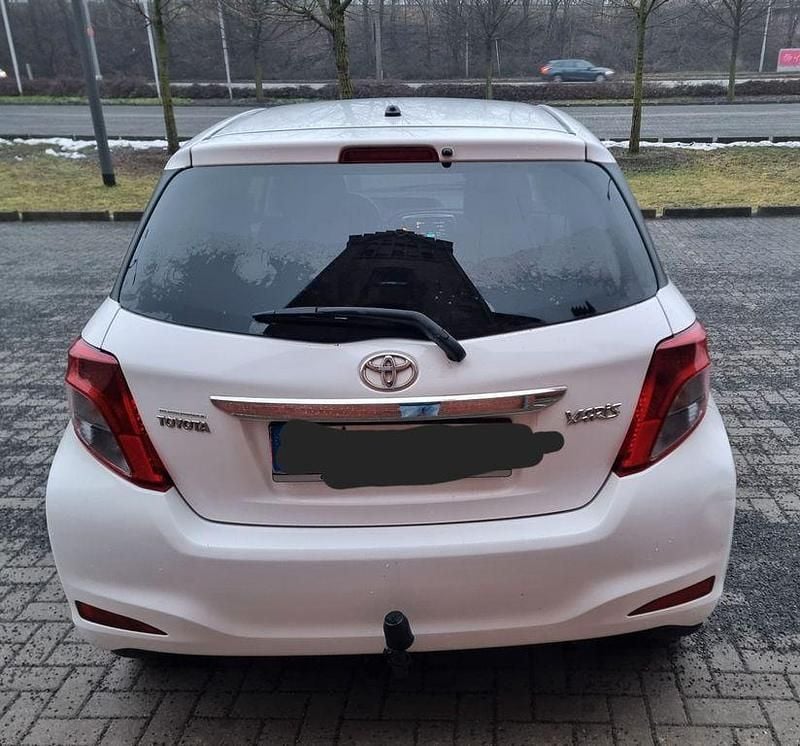 Gebraucht Toyota Yaris Edition 69 PS (50 kW) 2014 Weiß Limousine