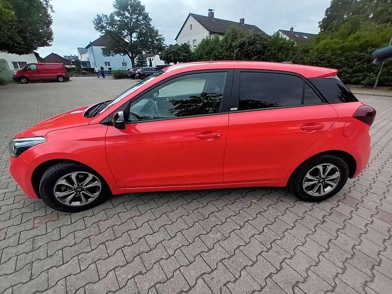 Rot Gebraucht 2020 Hyundai i20 Advantage Limousine | 12.300 € (Fairer Preis) - Bild 1/4