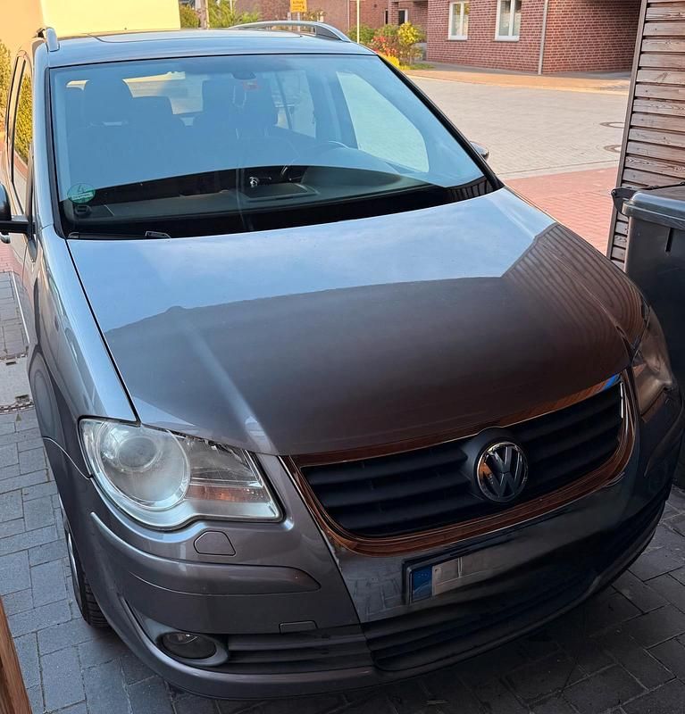 Grau Gebraucht 2010 VW Touran Van / Kleinbus | 3.200 € (Fairer Preis) - Bild 1/4