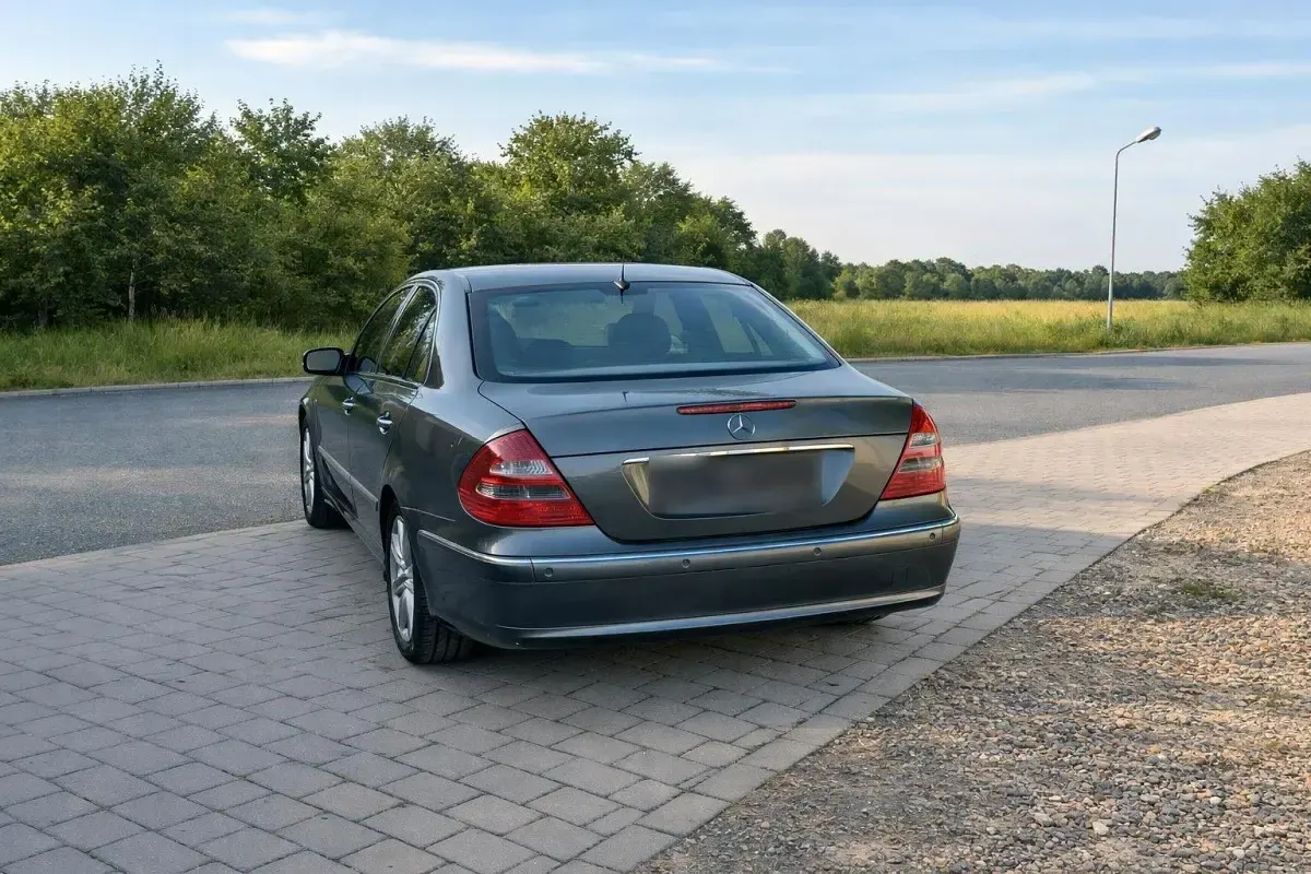 Gebraucht Mercedes E500 Avantgarde 306 PS (225 kW) 2005 Grau Limousine
