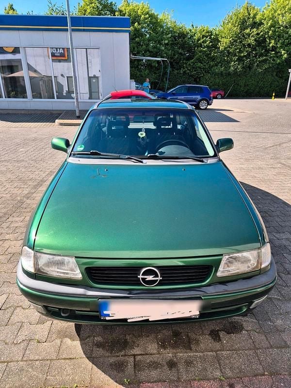 Grün Gebraucht 1997 Opel Astra Limousine | 1.100 € (Fairer Preis) - Bild 1/4