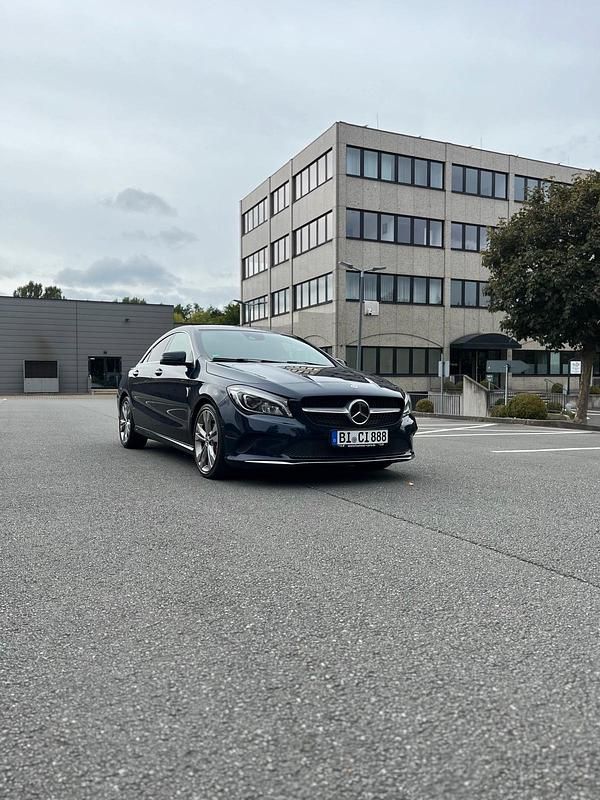 Blau Gebraucht 2018 Mercedes CLA200 Limousine | 18.999 € (Teuer) - Bild 1/4