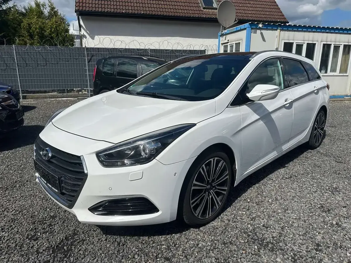 Gebraucht Hyundai i40 Premium 141 PS (103 kW) 2017 Pure white / sol Kombi