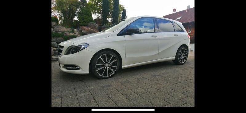 Weiß Gebraucht 2012 Mercedes B180 Edition 1 Van / Kleinbus | 6.700 € (Fairer Preis) - Bild 1/4