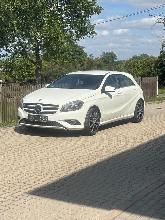 Weiß Gebraucht 2014 Mercedes A180 Edition Limousine | 8.200 € (Superpreis) - Bild 1/4