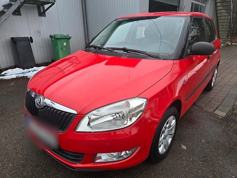 Rot Gebraucht 2014 Skoda Fabia Limousine | 6.900 € (Fairer Preis) - Bild 1/4