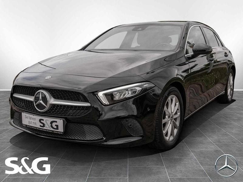 Metalliclack kosmosschwarz Gebraucht 2018 Mercedes A180 Progressive Limousine | 21.477 € (Fairer Preis) - Bild 1/4