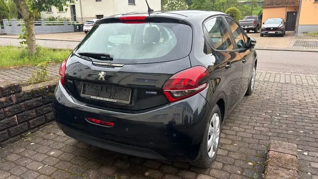 Gebraucht Peugeot 208 Active 82 PS (60 kW) 2017 Schwarz Kleinwagen
