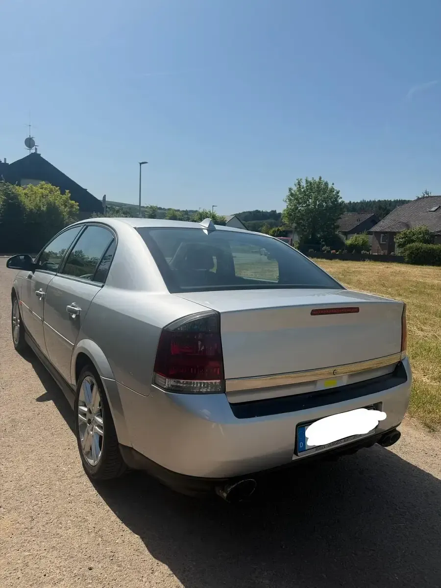 Begagnad Opel Vectra 140 HK (102 kW) 2003 Silver Sedan