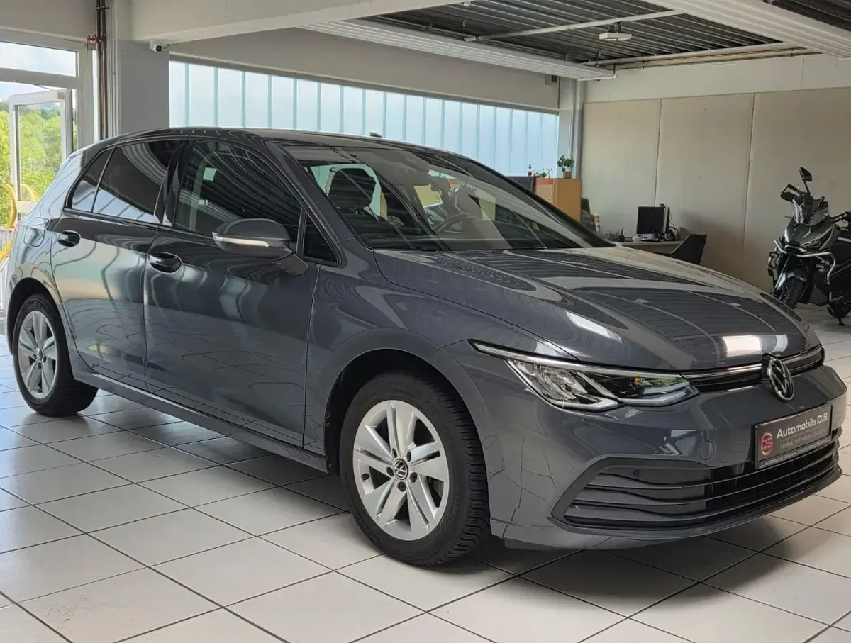 Gebraucht VW Golf VIII Life 131 PS (96 kW) 2020 Grau Limousine