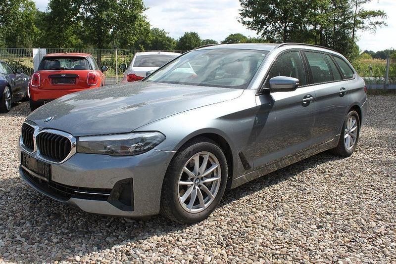 Grau Gebraucht 2022 BMW 530 Kombi | 32.450 € (Guter Preis) - Bild 1/3