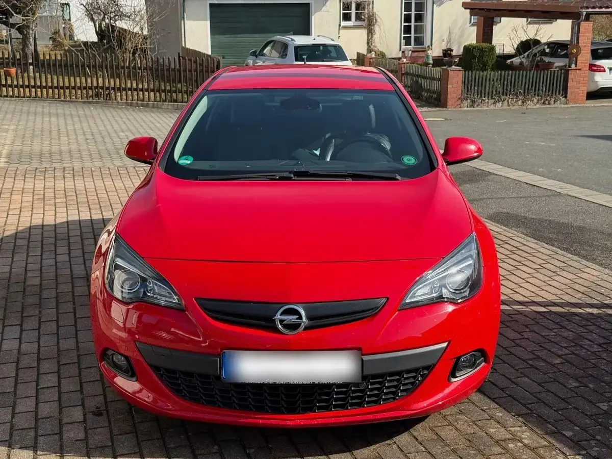 Gebraucht Opel Astra GTC Active 165 PS (121 kW) 2013 Rot Limousine