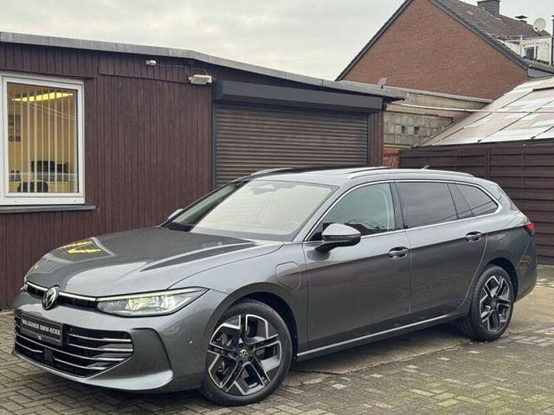 Grau Gebraucht 2024 VW Passat Elegance Kombi | 39.950 € (Superpreis) - Bild 1/4