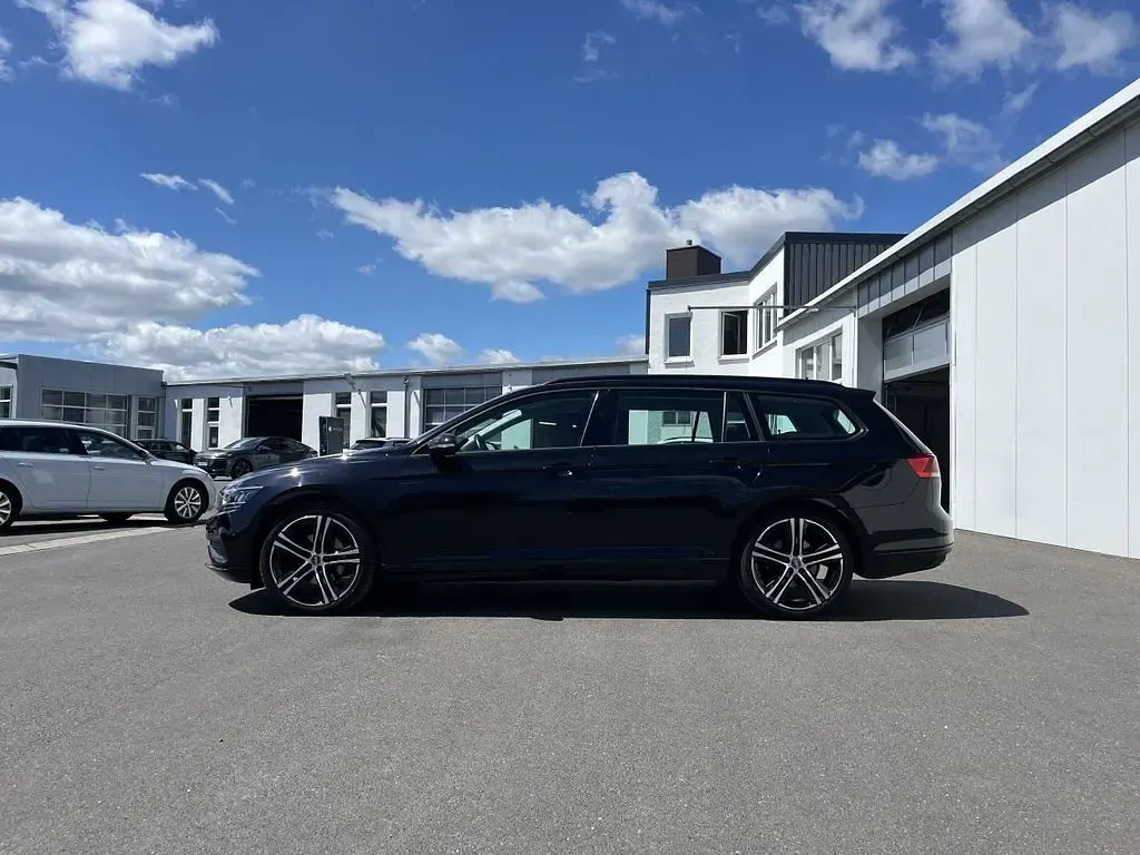 Gebraucht VW Passat R-line 150 PS (110 kW) 2023 Schwarz Kombi