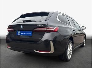 Neu BMW 530e 190 PS (139 kW) 2026 Sophistograu brillanteffekt me Kombi