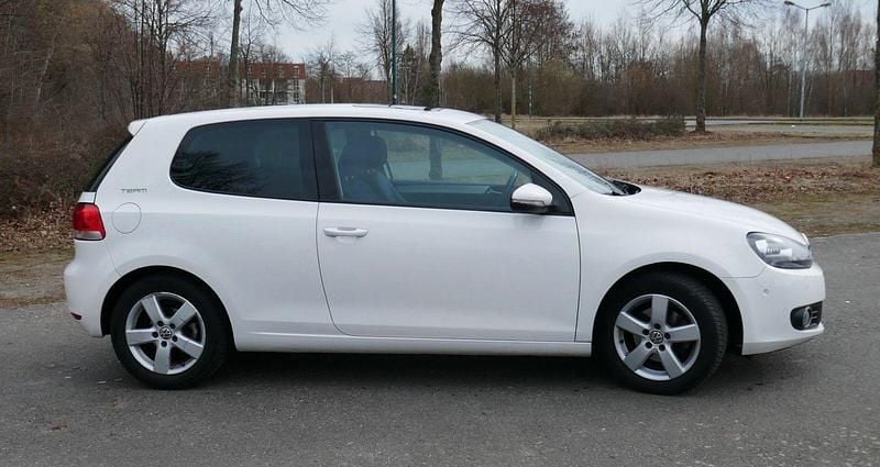 Gebraucht VW Golf VI Team 122 PS (89 kW) 2010 Weiß Kleinwagen