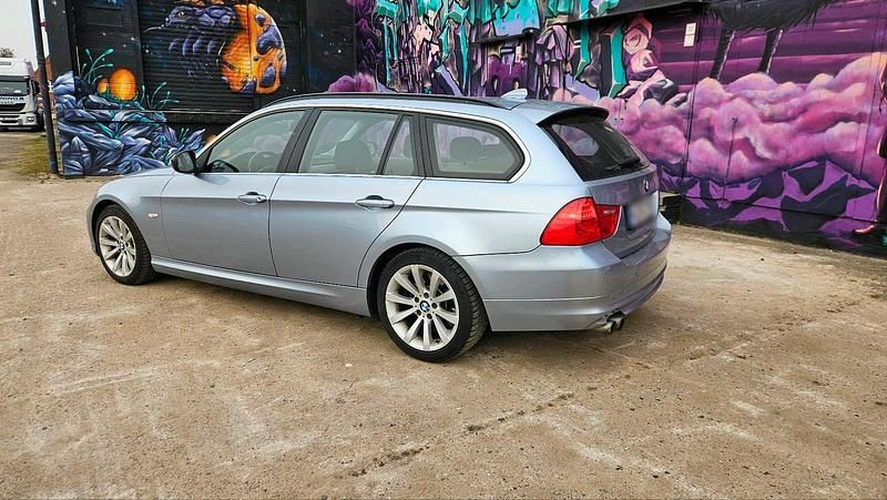 Gebraucht BMW 325 Basis 204 PS (150 kW) 2010 Blau Kombi
