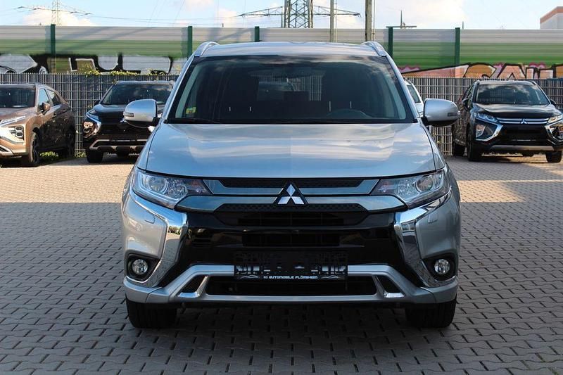 Gebraucht Mitsubishi Outlander P-HEV Basis 224 PS (164 kW) 2021 Silber SUV