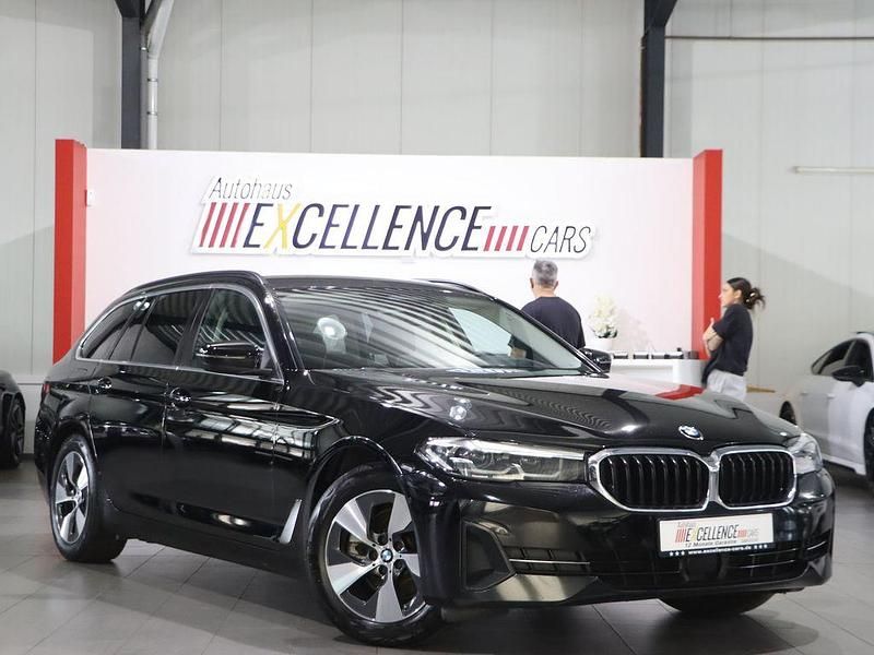 Schwarz Gebraucht 2021 BMW 520 Sport Line Kombi | 26.577 € (Fairer Preis) - Bild 1/4