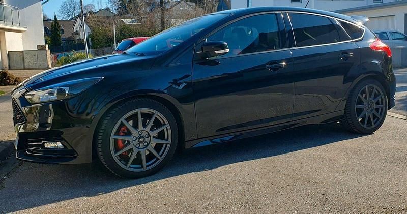 Gebraucht Ford Focus ST 250 PS (183 kW) 2017 Limousine
