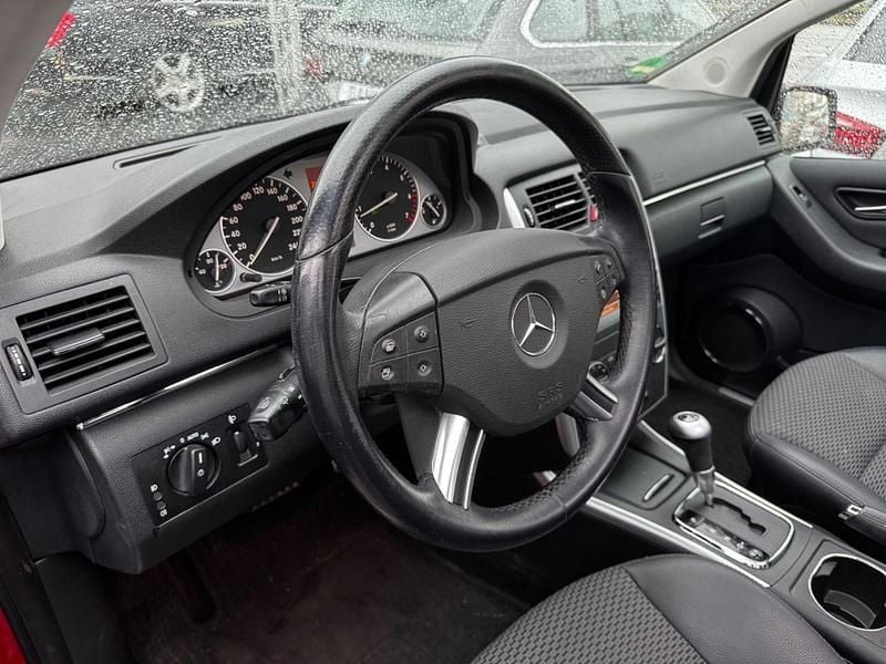 Gebraucht Mercedes B200 136 PS (100 kW) 2010 Rot Van / Kleinbus
