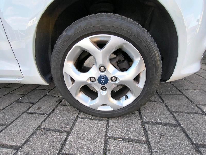 Gebraucht Ford Fiesta Trend 96 PS (70 kW) 2009 Weiß Kleinwagen