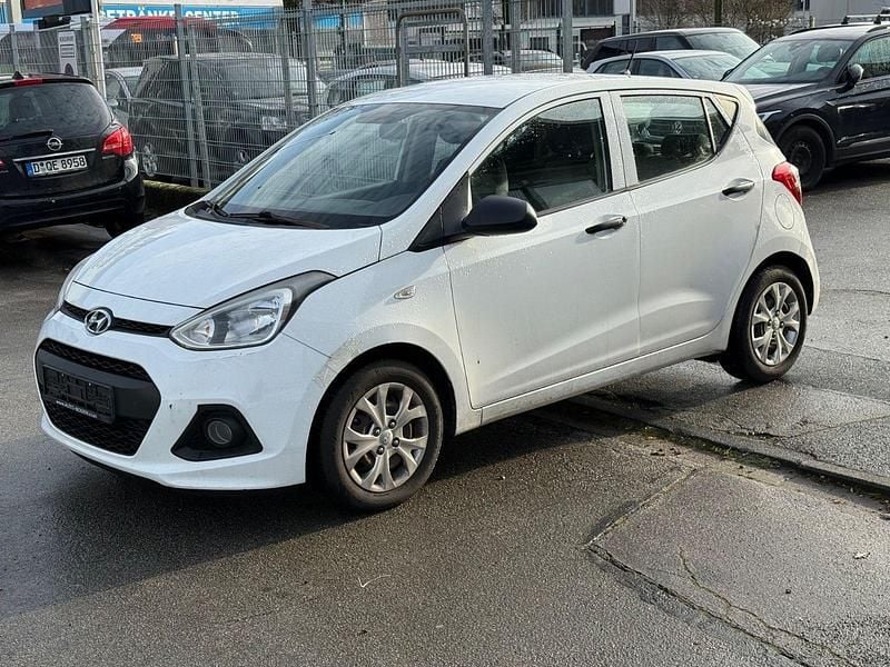 Gebraucht Hyundai i10 Basis 67 PS (49 kW) 2015 Weiß Kleinwagen