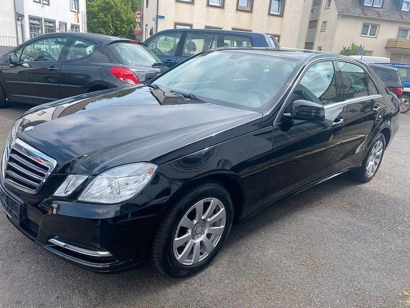 Schwarz Gebraucht 2013 Mercedes E200 Limousine | 9.800 € (Superpreis) - Bild 1/4