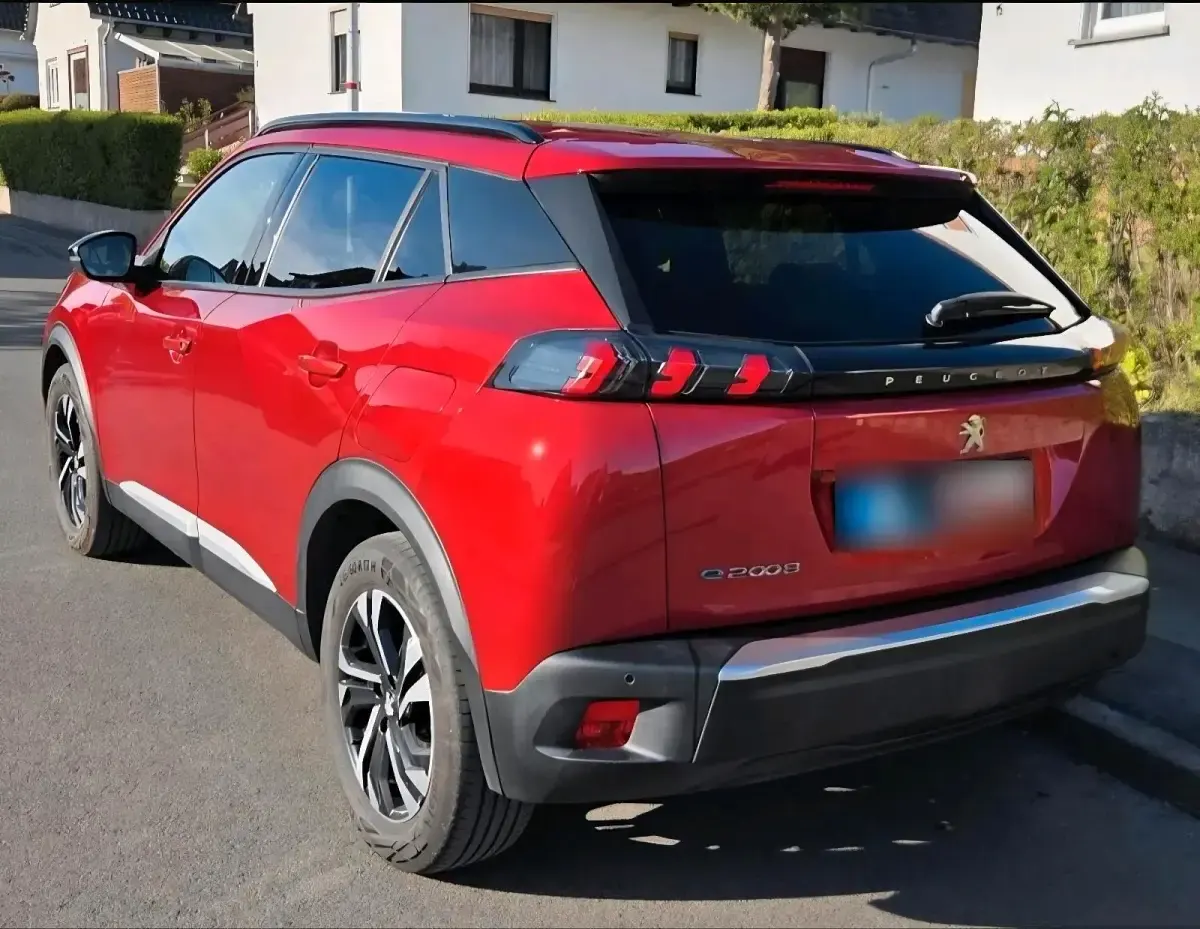 Gebraucht Peugeot 2008 Allure 100 kW (136 PS) 2022 Rot SUV