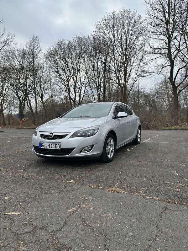 Grau Gebraucht 2010 Opel Astra Sport Kleinwagen | 4.000 € (Guter Preis) - Bild 1/4