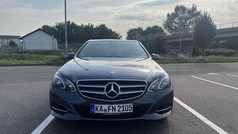 Grau Gebraucht 2014 Mercedes E250 Avantgarde Limousine | 17.399 € (Fairer Preis) - Bild 1/4
