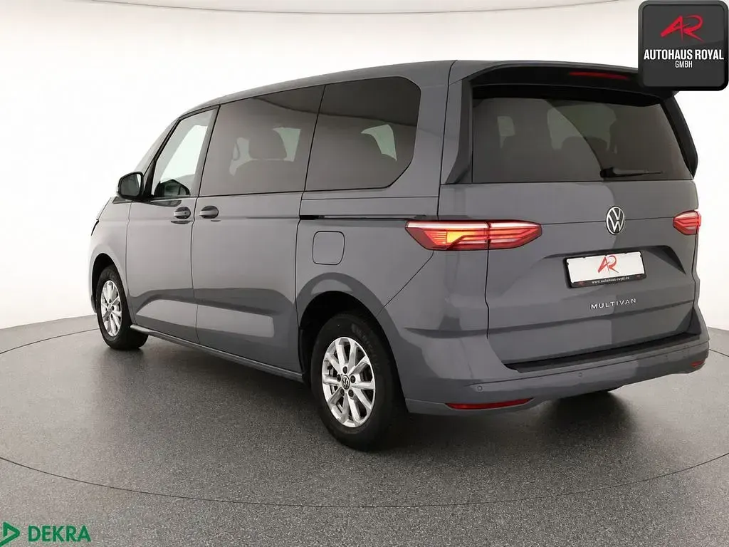 Gebraucht VW Multivan Life 150 PS (110 kW) 2023 Pure grey Van / Kleinbus