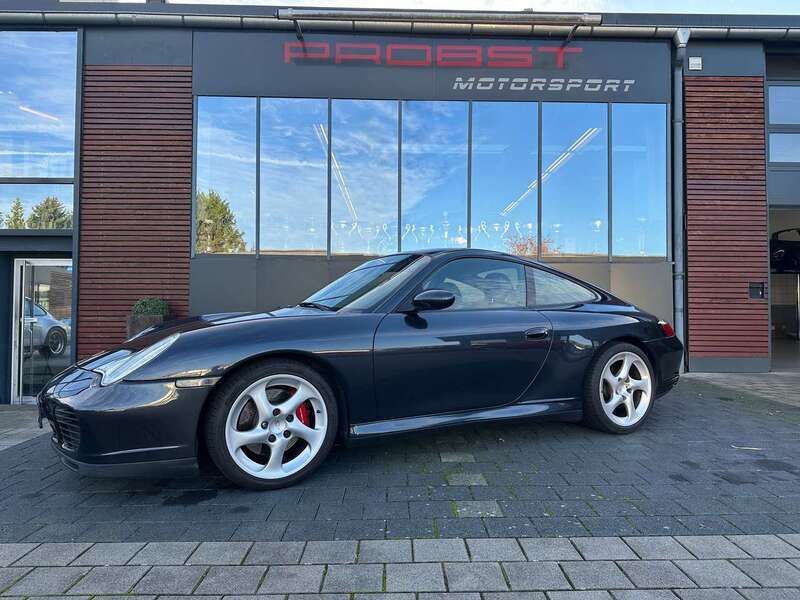 Atlasgrau metallic (e7 / m7x) Gebraucht 2004 Porsche 911 Carrera 4S Coupé | 49.996 € (Teuer) - Bild 1/4