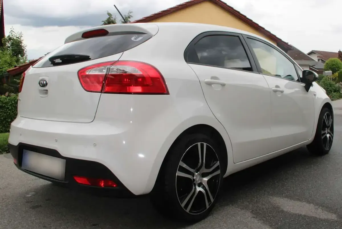 Używany Kia Rio Attract 86 KM (63 kW) 2012 Biały Hatchback
