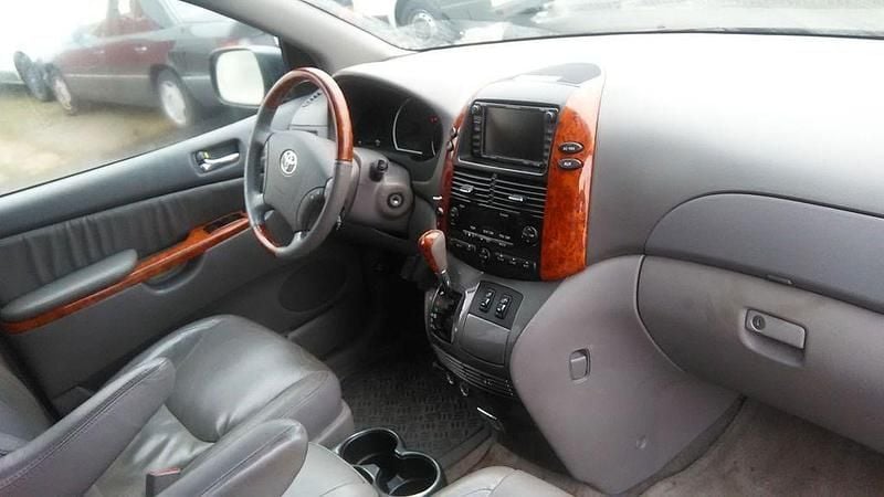 Grau Gebraucht 2008 Toyota Sienna Limited Van / Kleinbus | 6.900 € - Bild 1/4